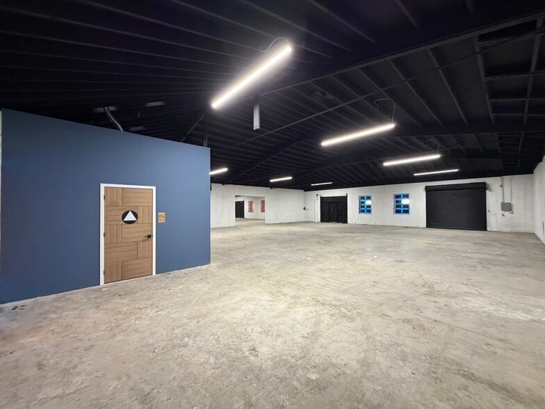 More Photos Of 3014 Floyd St, Burbank Warehouse For Lease