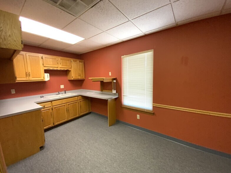 More Photos Of 2415 N Gateway Ave, Harriman Medical For Sale