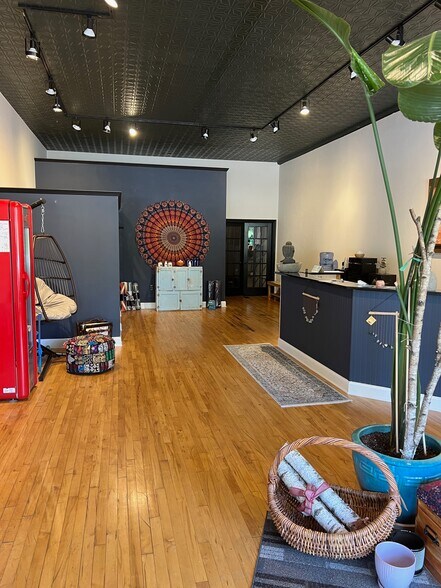 More Photos Of 2211-2213 E State St, Rockford Storefront For Lease