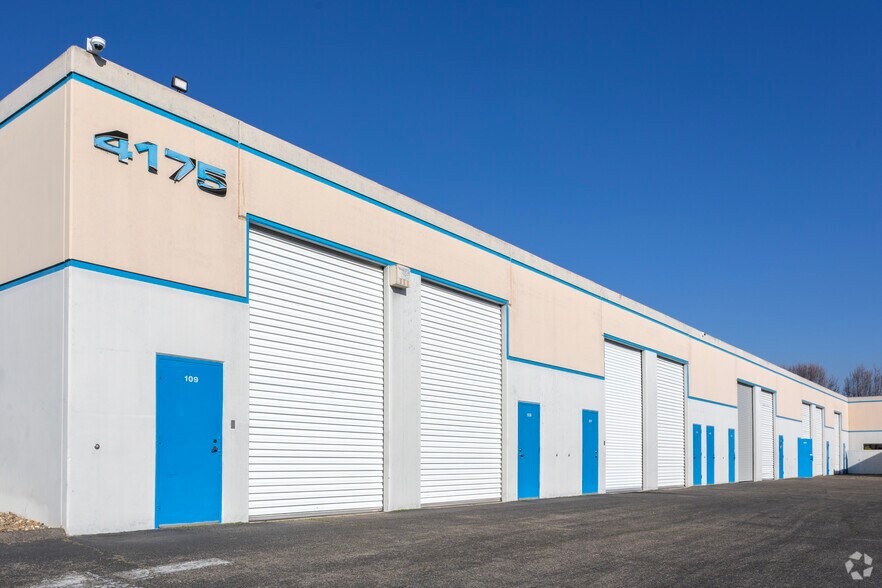 More Photos Of 4175 W Sierra Madre Ave, Fresno Light Distribution For Lease