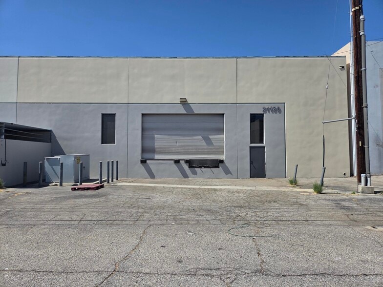 More Photos Of 21300-21306 Superior St, Chatsworth Warehouse For Lease