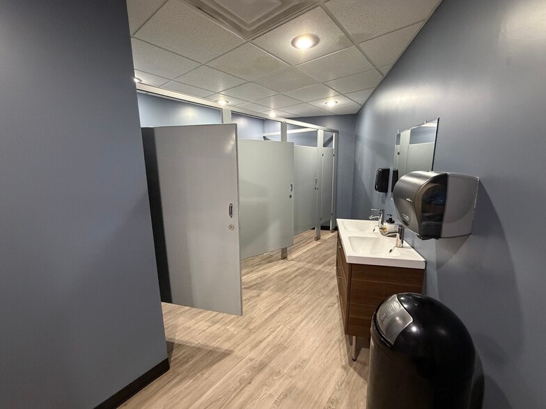 More Photos Of 516 Adams St, Mason Flex For Sale