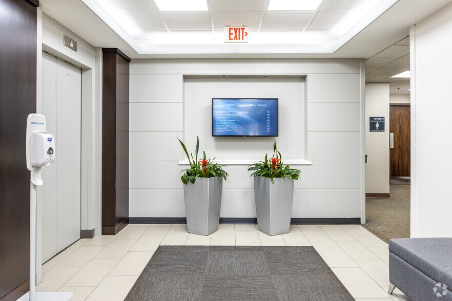 More Photos Of 10805 Sunset Office Dr, Sunset Hills Office For Lease