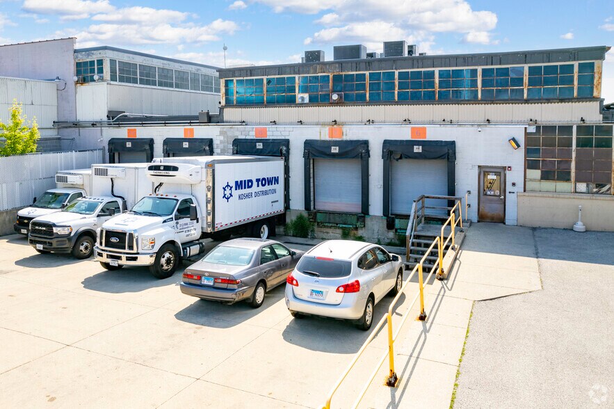 More Photos Of 3501 W Howard St, Skokie Flex For Lease