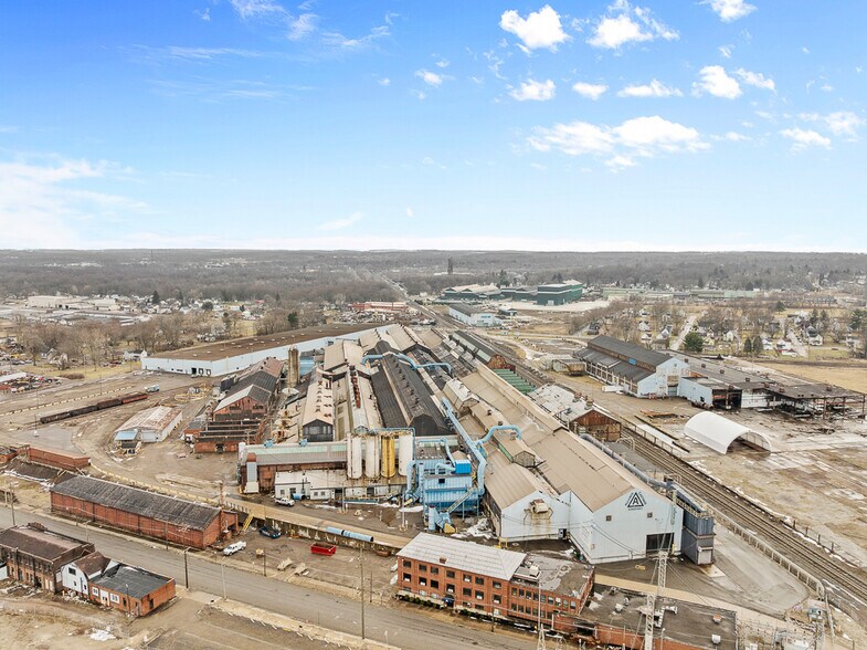 More Photos Of 1001 E Broadway St, Alliance Industrial For Sale