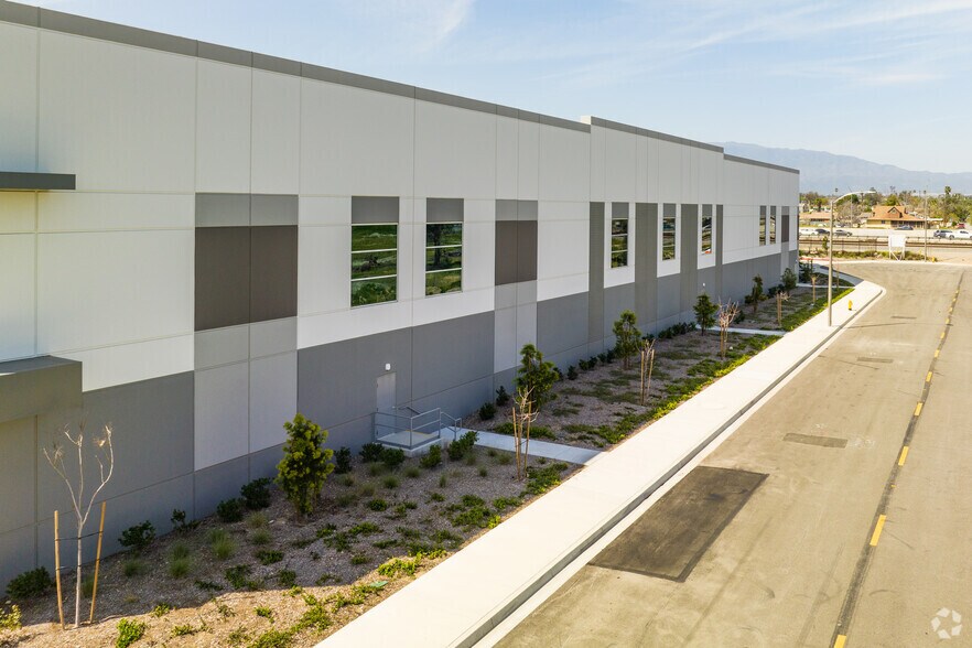 More Photos Of 16288 Boyle Ave, Fontana Warehouse For Lease
