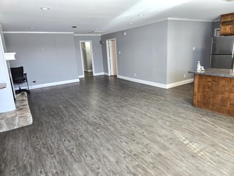 More Photos Of 406 N Carrier Pky, Grand Prairie Storefront Retail Office For Sale