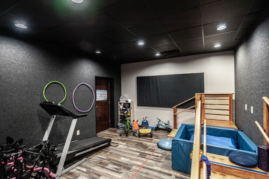 More Photos Of 20 Executive Park Dr, Hendersonville Loft Creative Space For Sale