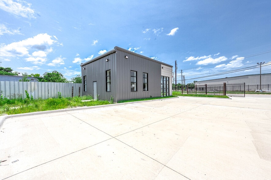 More Photos Of 1908 Little York Rd, Houston Auto Repair For Sale