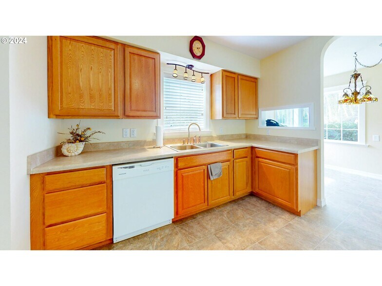 More Photos Of 905 Broadway St, Longview Specialty For Sale