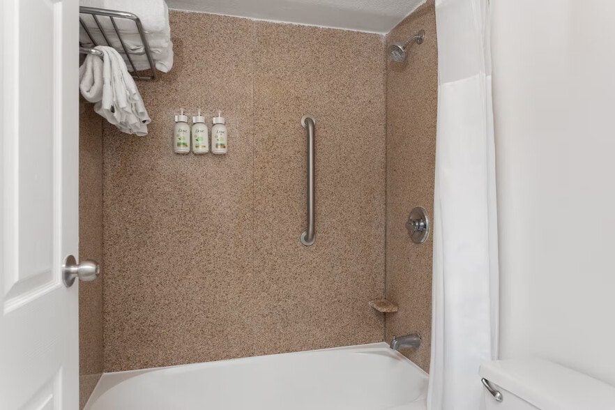 More Photos Of 2500 33rd St, Orlando Hotel For Sale