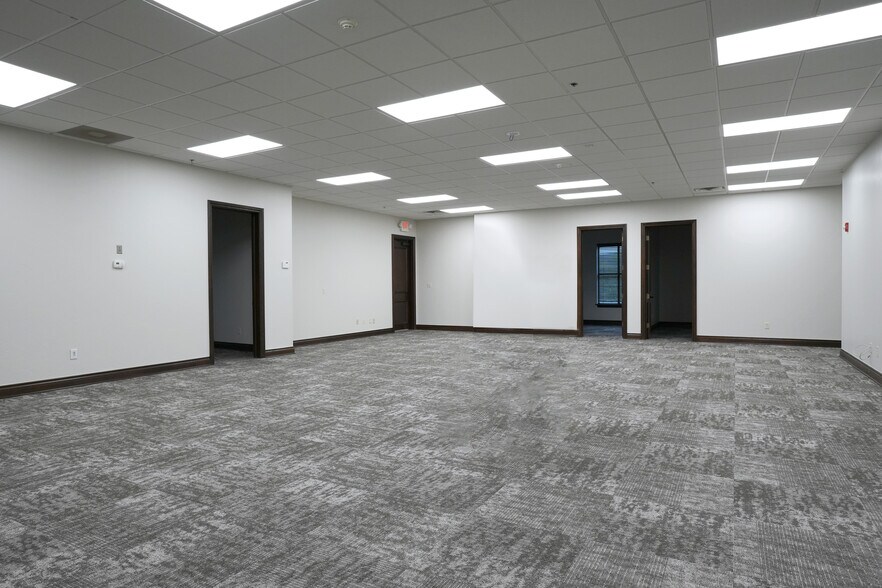 More Photos Of 5619 N Classen Blvd, Oklahoma City Office For Sale