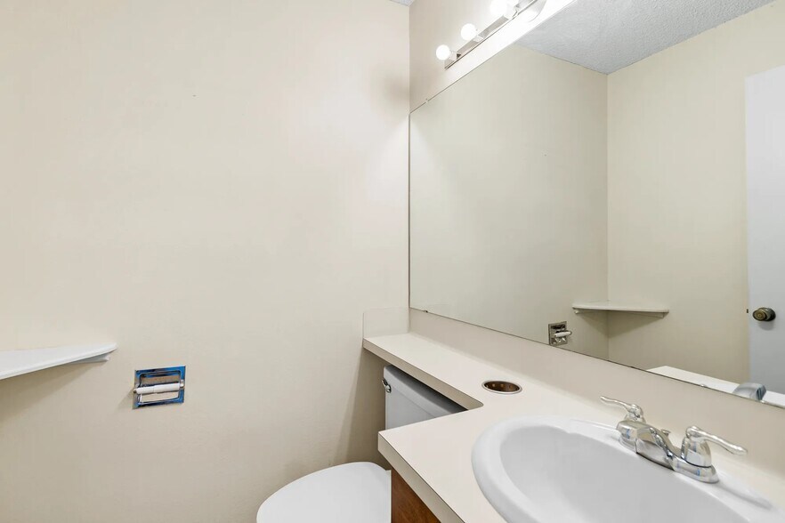More Photos Of 260 Interstate 45 S, Huntsville Office For Lease