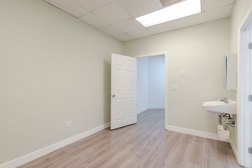 More Photos Of 516 W Lancaster Blvd, Lancaster Storefront For Lease