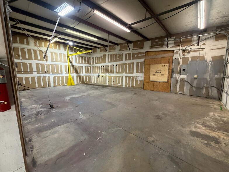 More Photos Of 115-119 Plaza W, Texarkana Warehouse For Lease