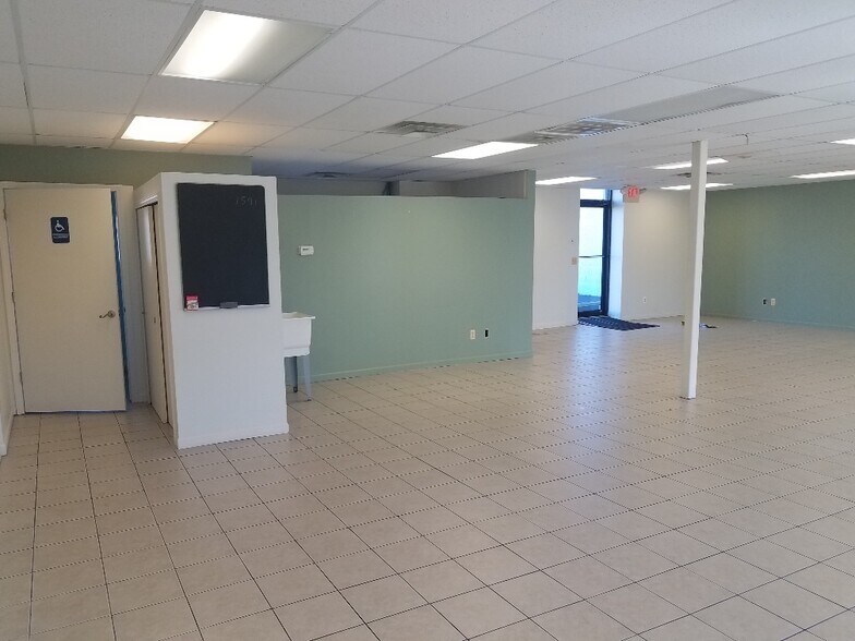 More Photos Of 2512 W 14 Mile Rd, Royal Oak Storefront For Lease