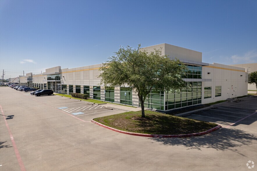 More Photos Of 4710 N Sam Houston Pky W, Houston Unknown For Lease