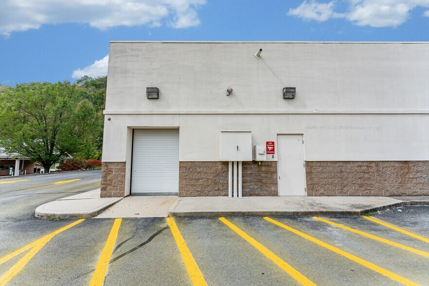 More Photos Of 19254 Seneca Trl, Marlinton Drugstore For Lease