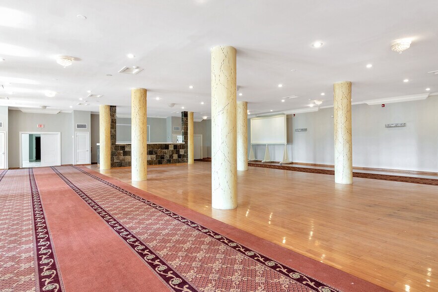 More Photos Of 2613 W Hunting Park Ave, Philadelphia Light Distribution For Lease