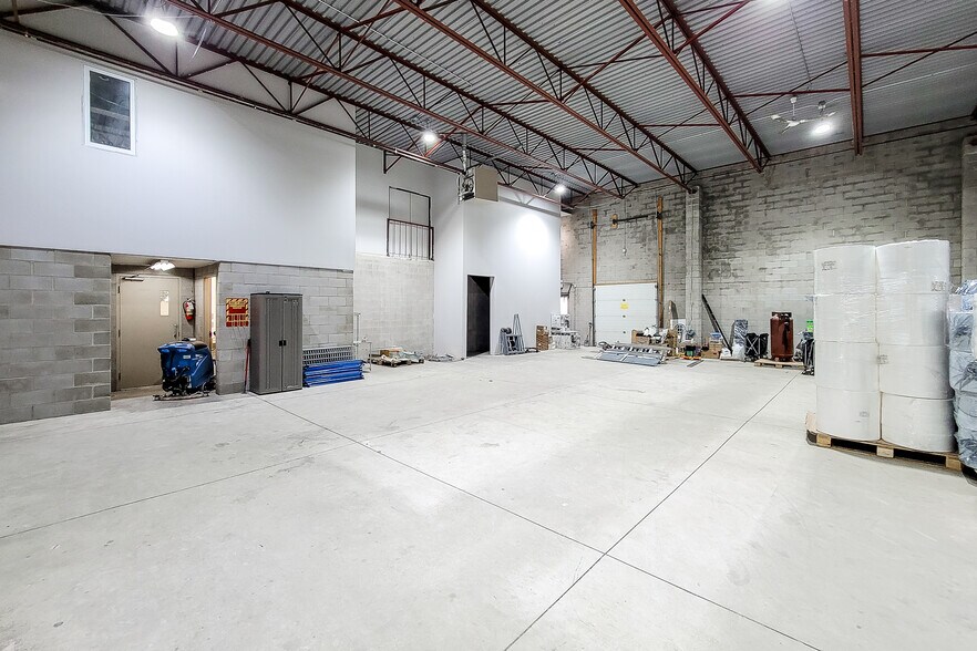 More Photos Of 1070 Heritage Rd, Burlington Warehouse For Lease