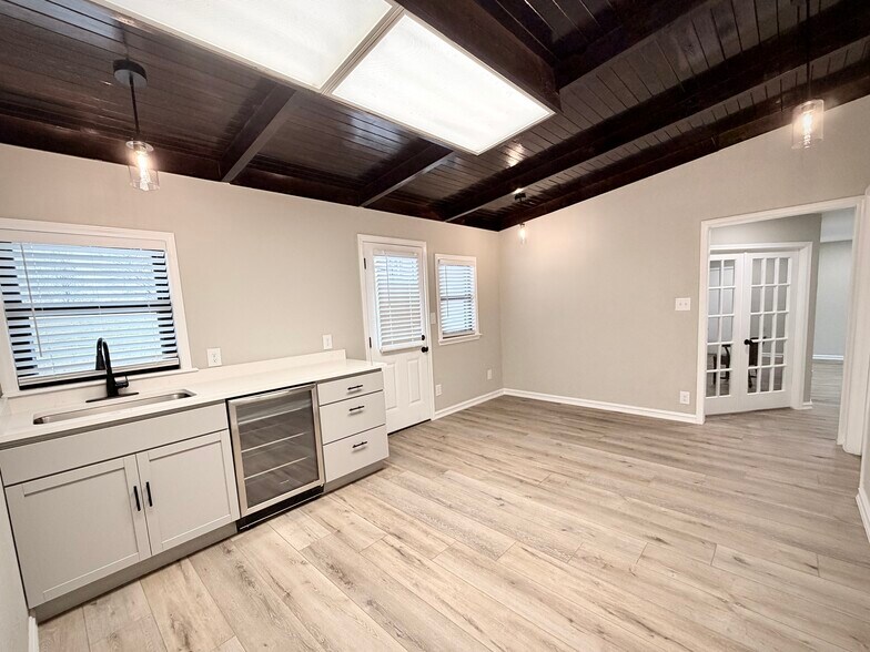 More Photos Of 1030 W Main St, Jenks Office For Sale