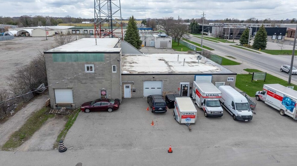 More Photos Of 978 Bishop St N, Cambridge Warehouse For Lease