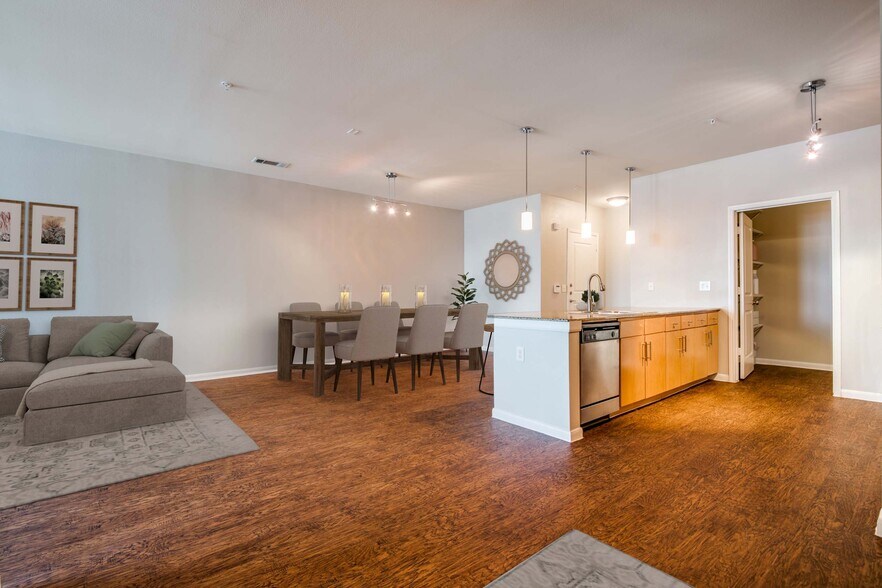 More Photos Of 12808 Queensbury Ln, Houston Apartments For Lease