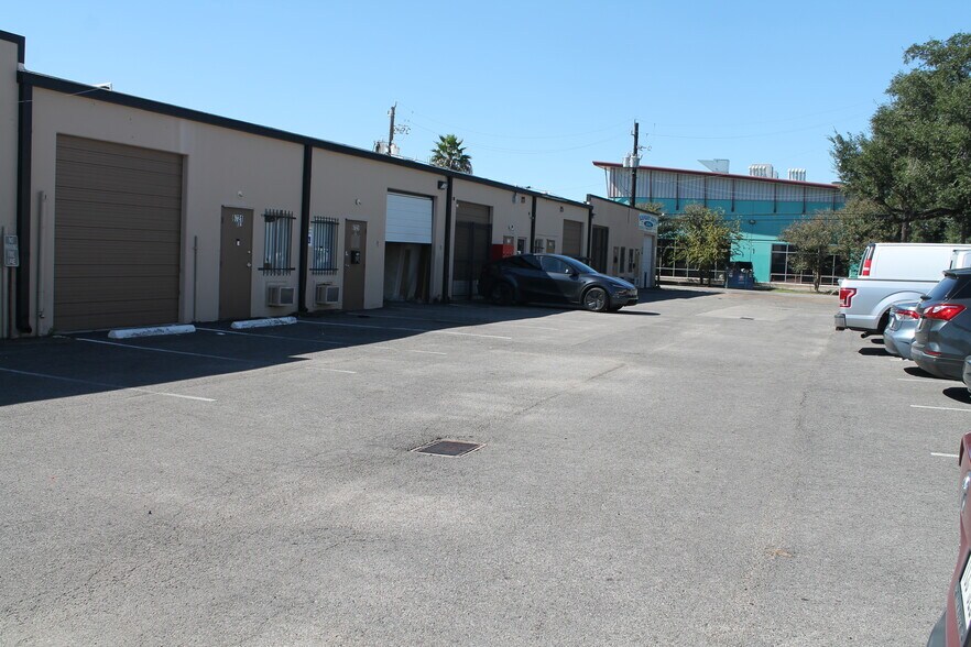 More Photos Of 5620-5632 Bellaire Blvd, Houston Storefront For Lease