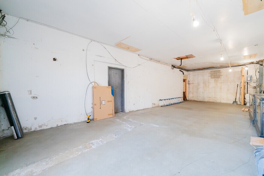 More Photos Of 111 Terminal Av, Nanaimo General Retail For Sale