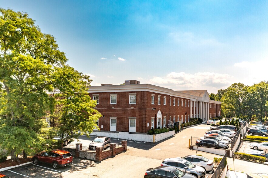 More Photos Of 560 Northern Blvd, Great Neck Medical For Lease