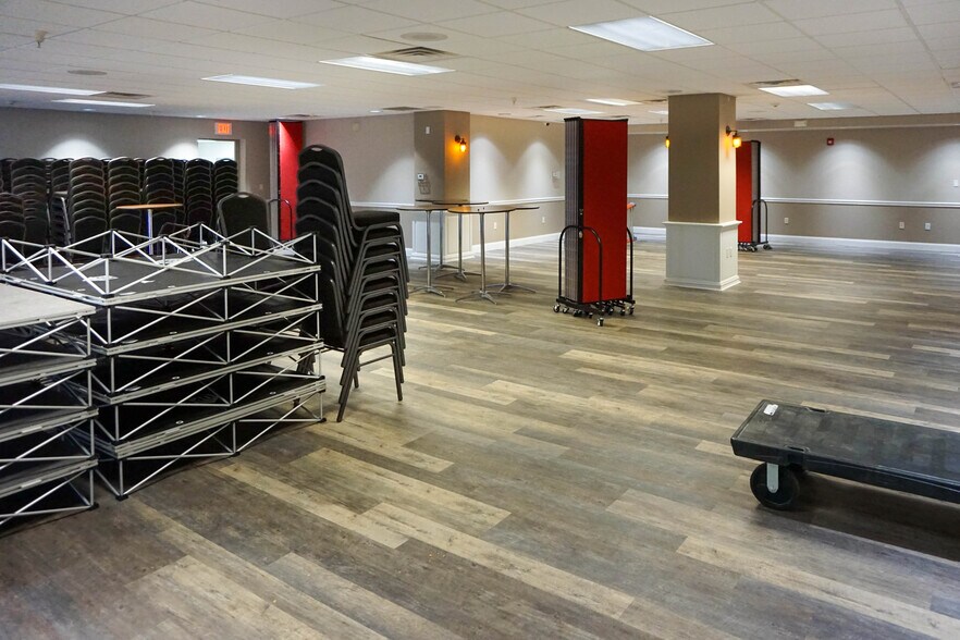 More Photos Of 1701 Martin Springs Dr, Rolla Freestanding For Sale