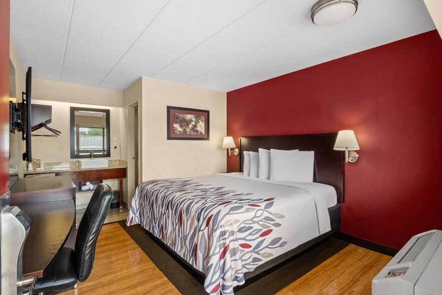 More Photos Of 3615 Dunckel Dr, Lansing Hotel For Sale