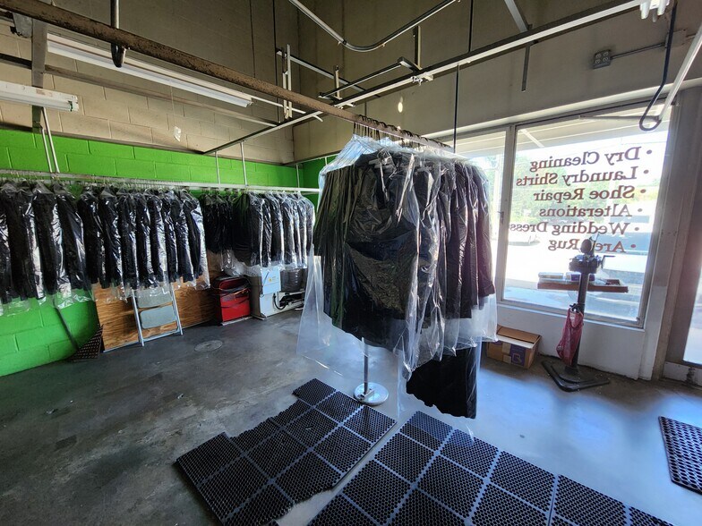 More Photos Of 129-139 Spring St, Herndon Showroom For Sale