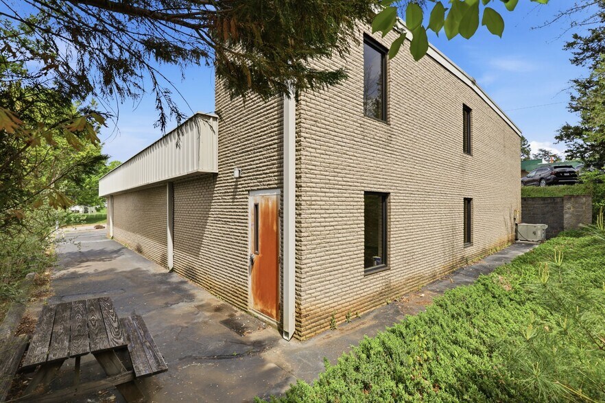 More Photos Of 744 Hartness Rd, Statesville Medical For Sale