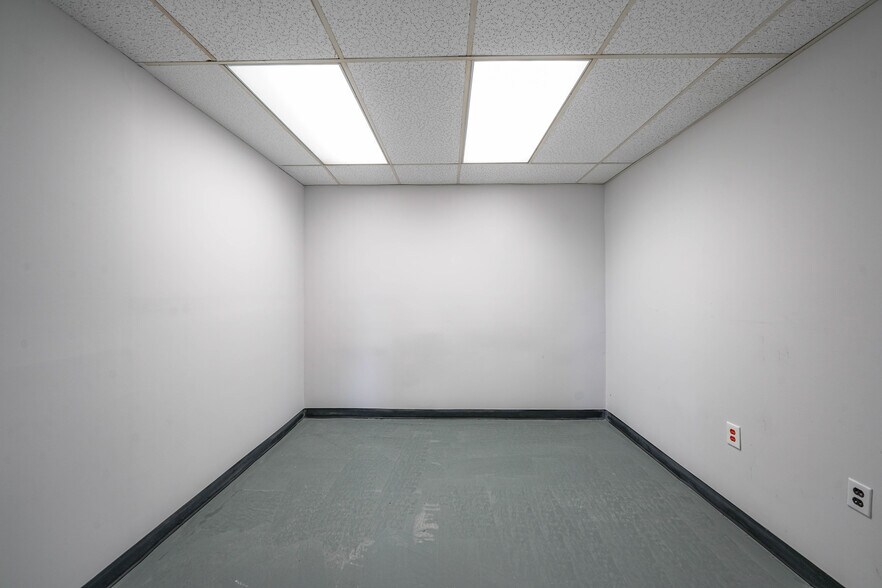 More Photos Of 8023 Malcolm Rd, Clinton Medical For Lease