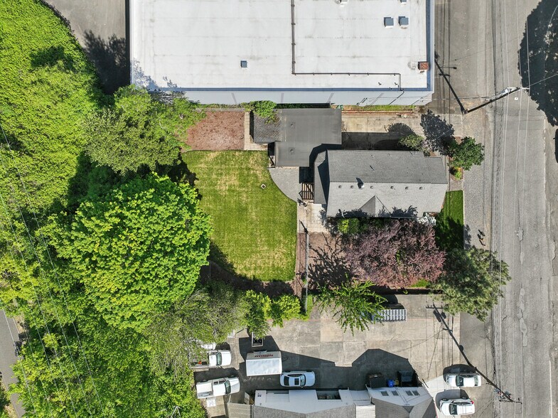 More Photos Of 2105 SE Ochoco St, Portland Office For Sale