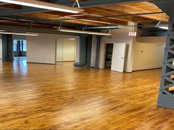 More Photos Of 213 W institute Pl, Chicago Loft Creative Space For Lease