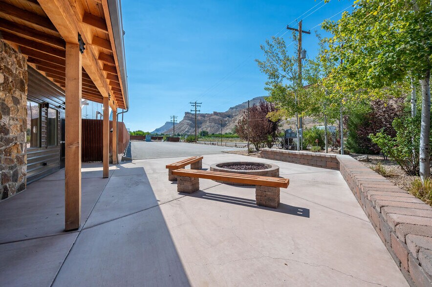 More Photos Of 1043 N River Rd, Palisade Freestanding For Sale