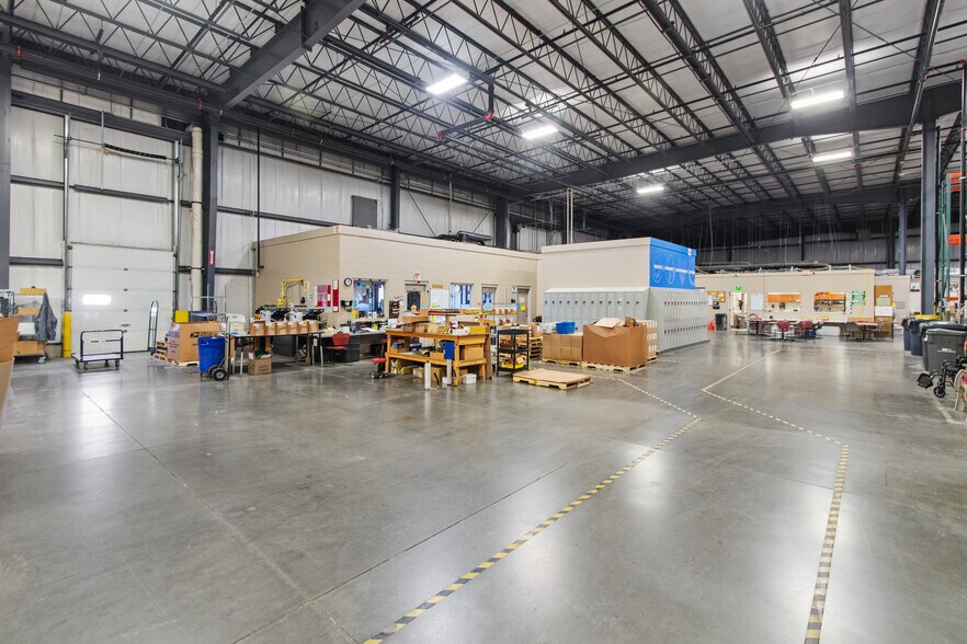 More Photos Of 2435 Schultz Rd, Neenah Warehouse For Lease