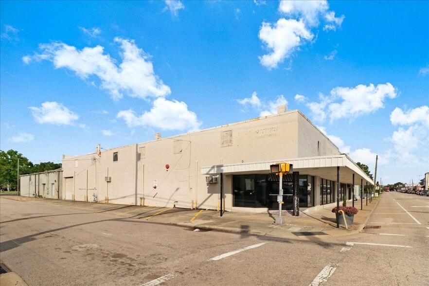 More Photos Of 501 E Market St, Smithfield Storefront For Lease