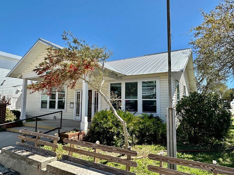 Primary Photo Of 490 2nd St, Cedar Key Office For Sale