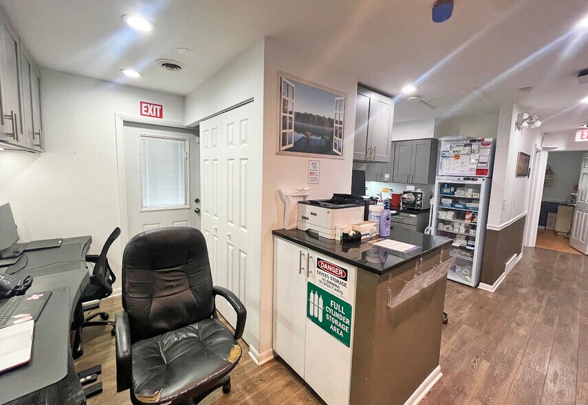 More Photos Of 422 N Center St, Northville Office For Sale