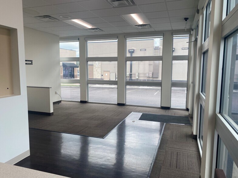 More Photos Of 1115B N Valley Mills Dr, Waco Storefront For Lease