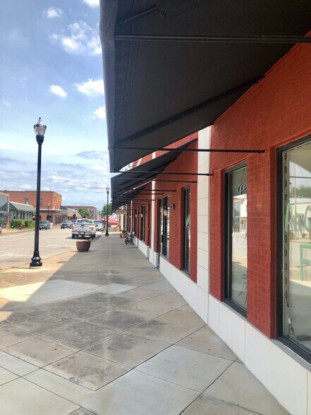 More Photos Of 1014 S Broadway St, Carrollton Unknown For Lease