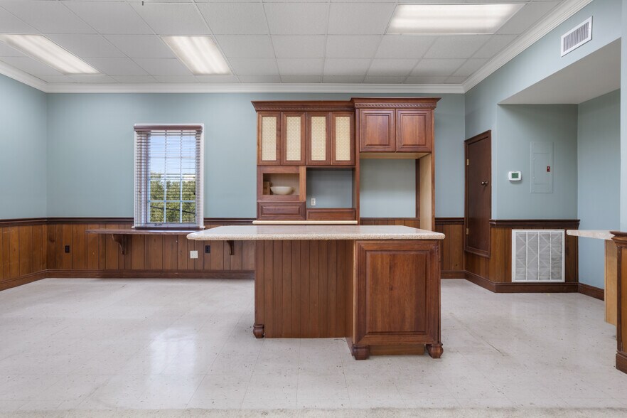More Photos Of 282 Lameuse St, Biloxi Office For Sale