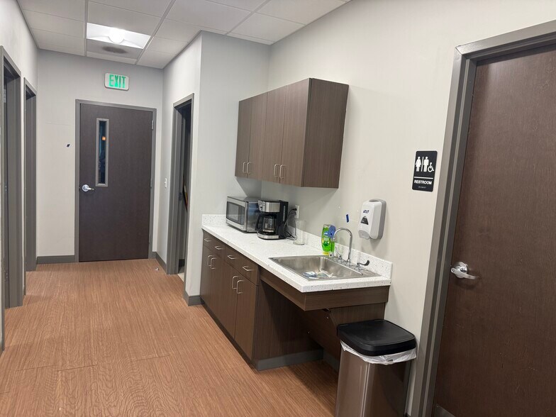 More Photos Of 300 Regent Park Ct, Greenville Office For Lease