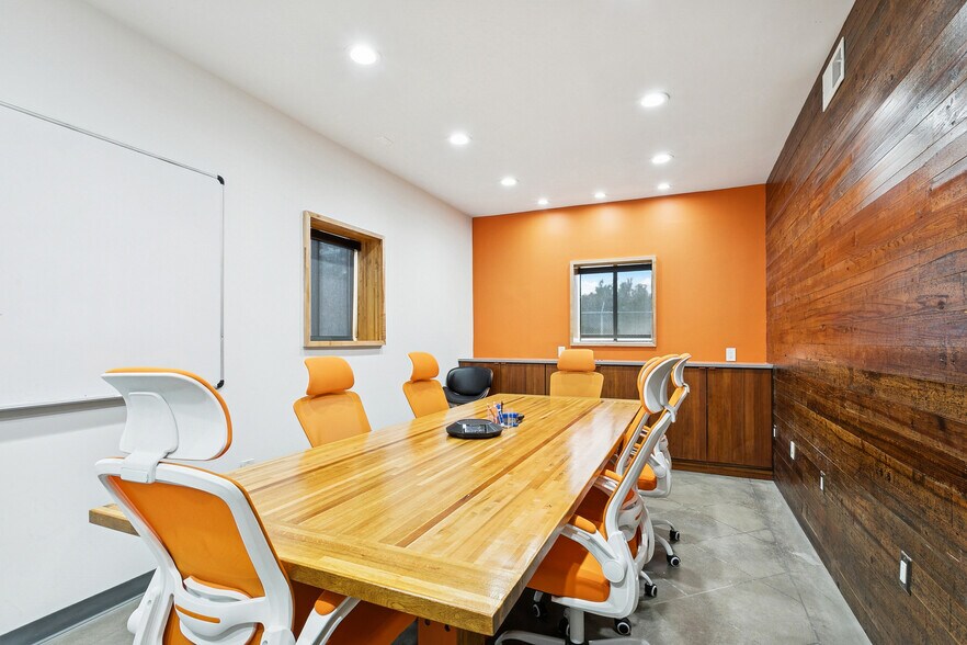 More Photos Of 326 Almedia Rd, Saint Rose Warehouse For Lease