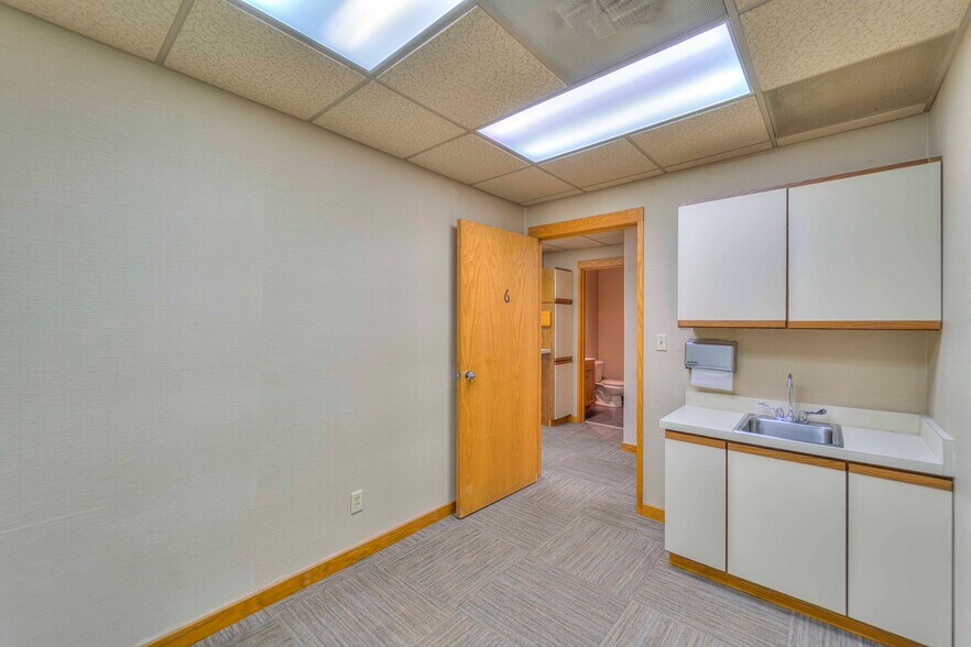 More Photos Of 900 E Michigan Ave, Jackson Office For Lease