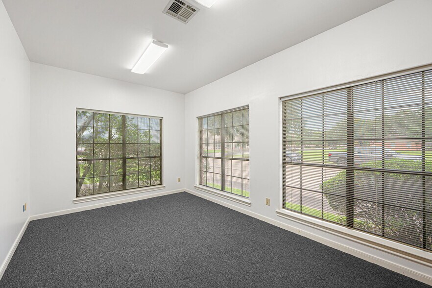 More Photos Of 1350 Avenue D, Katy Office For Sale