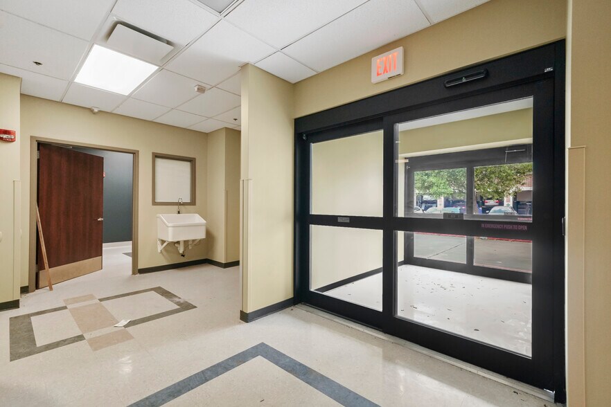 More Photos Of 27126 Northwest Fwy, Cypress Freestanding For Lease